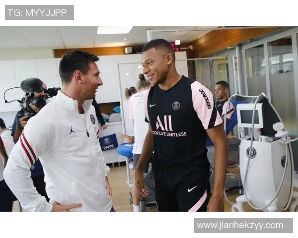 女子与足球明星亲密合影展现偶像魅力与青春活力的瞬间